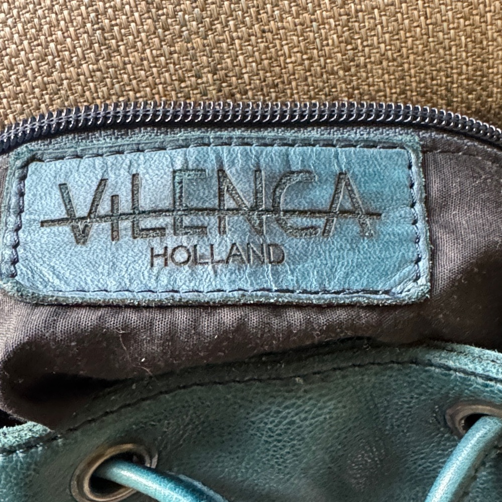 Elegant Teal Leather Crossbody Bag - Picture 2 of 7